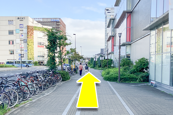 地上に出たらそのまま真っ直ぐに進みます。