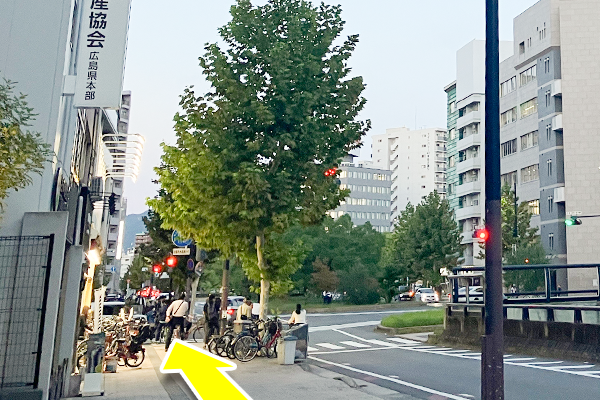 下車後、右手に進みます。（全日本不動産教会側)