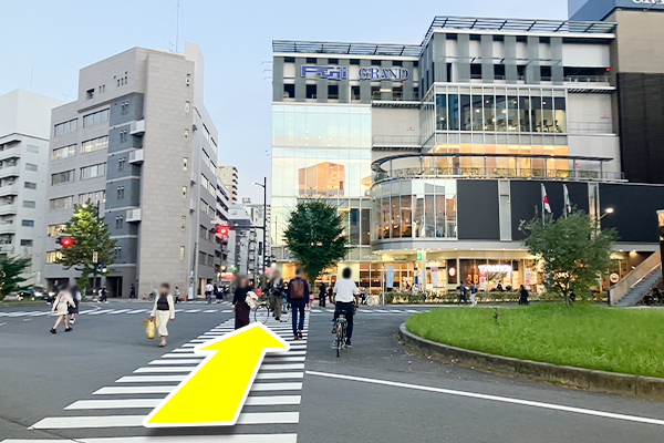 20メートルほどわたり一つ目の横断歩道を渡ってください。