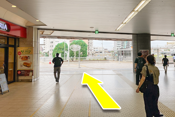 道なりにまっすぐ進み外へ出ます。