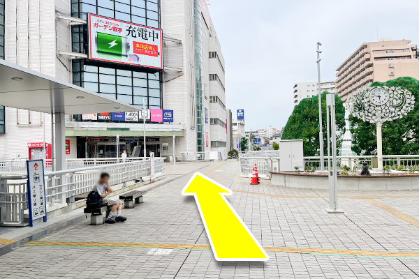 道なりに進むと左側にリボンとりでの3階入り口が見えてまいります。