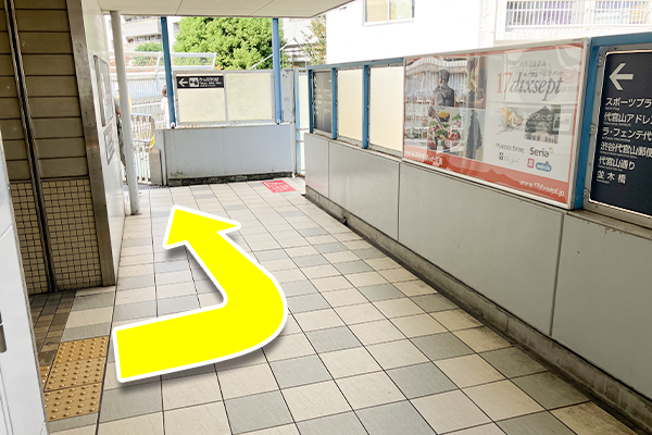 真っ直ぐ進むと右手に歩道橋が見えて参ります。