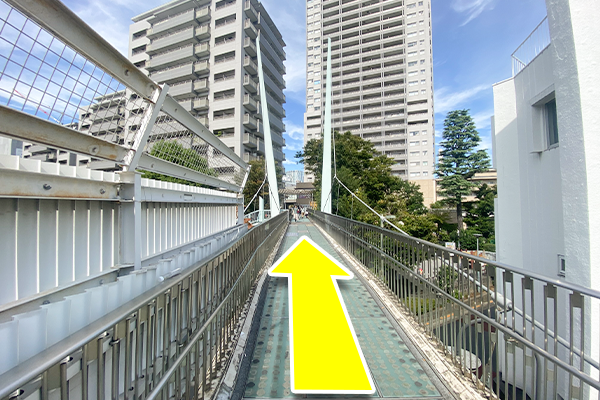 こちらの歩道橋を渡ります。