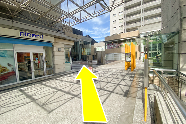 渡り切ると右手にSeriaが見えて参ります。