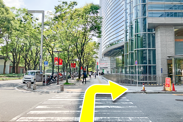 1つ目の横断歩道を右に曲がり直進します。