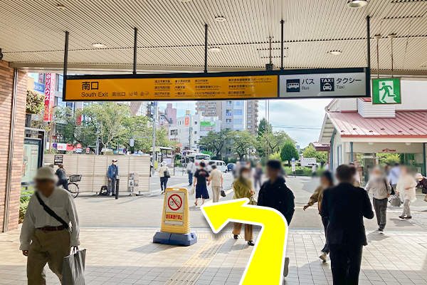 南口を出て左へ進みます。