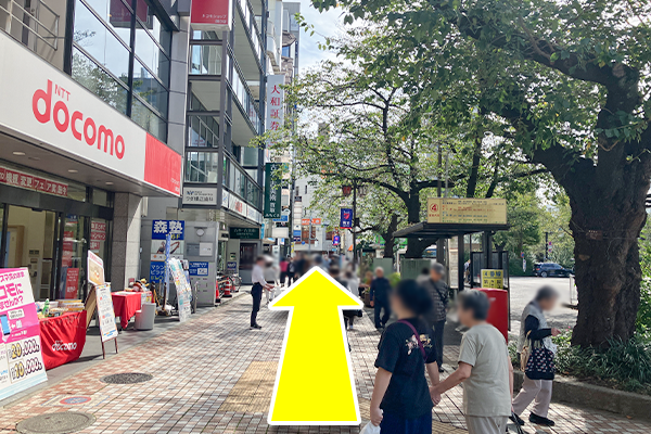 このまま道なりに進みます。