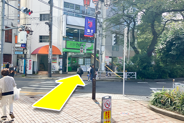 ピタットハウス方面へ横断歩道を渡ります。