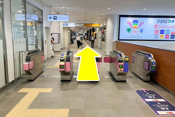 泉ヶ丘駅改札を出てまっすぐ進みます。