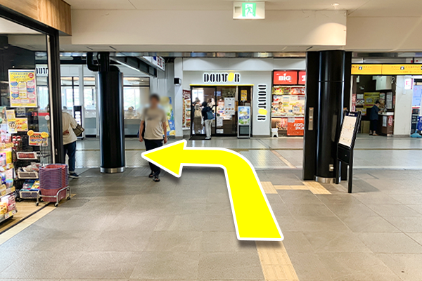 突き当たりを南口方面へ左折します。
