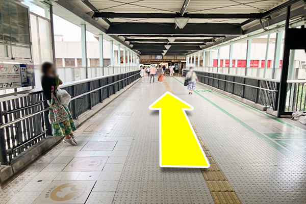 橋をまっすぐ進み、バスターミナルの方へ進みます。
