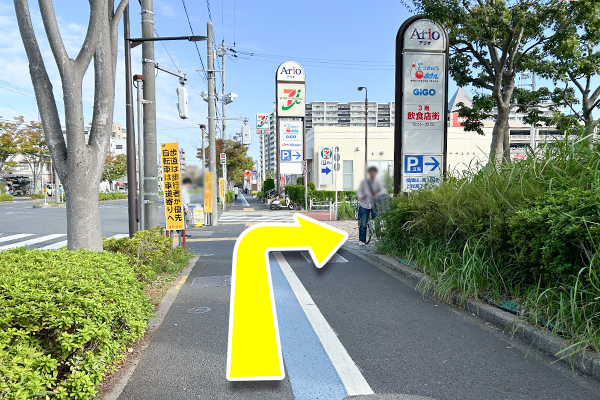 アリオ葛西の駐車場案内看板を右に曲がります。