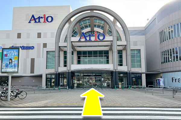 駐車場内をまっすぐ進み正面入口より入店。
