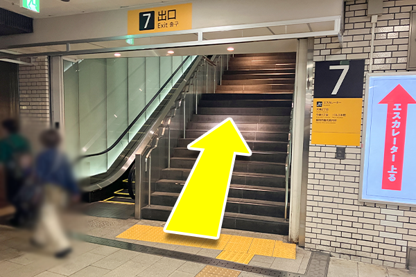 7番出口の階段を上るとPARCO本館の出入口に出ます。