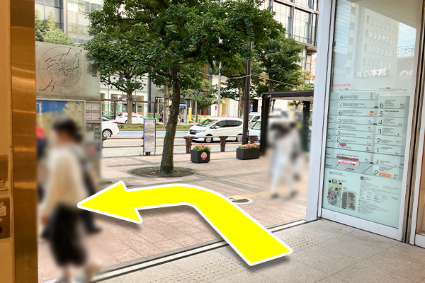 こちらから歩道へ出て左方面に進みます。