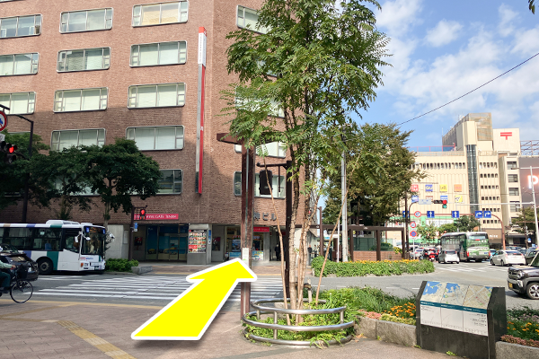 こちらの横断歩道を渡り、真っ直ぐ進みます。
