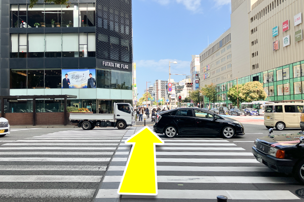 大きな交差点に出ますので、こちらの横断歩道を渡ります。