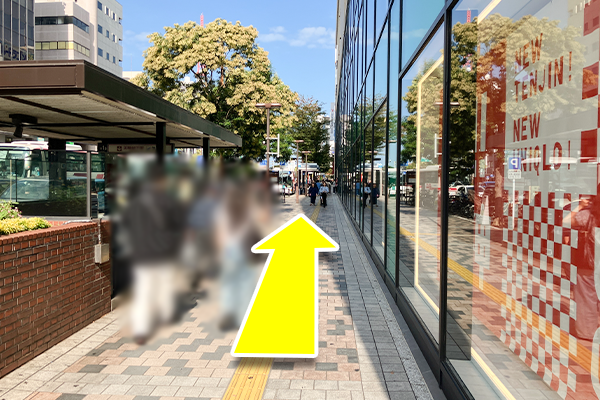 そのまま道なりに直進をします。