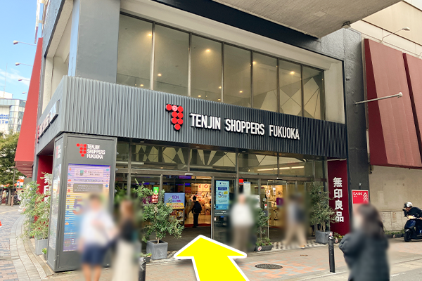 しばらく進むと右手に『TENJIN SHOPPERS FUKUOKA』が見えて参ります。