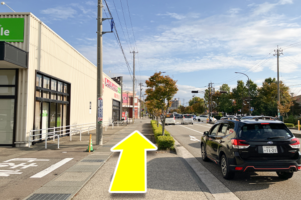 進行方向へそのまま直進します。