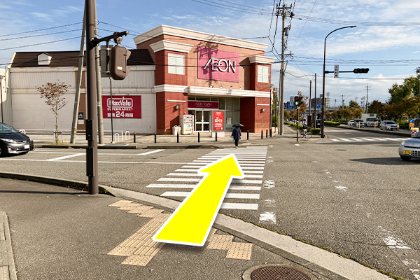 一つ目の横断歩道を渡ります。