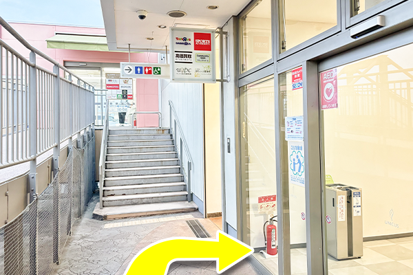エレベーターを降りて左方向へ進み、階段手前の入口から入館します。