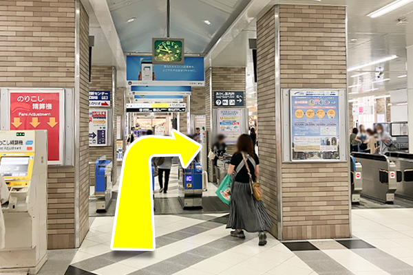 JR明石駅改札口を出て右に曲がります。