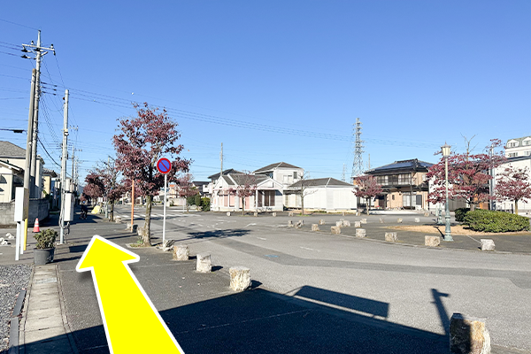 駅を背にして、左側道なりに進みます。