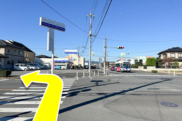 2つ目の信号のある交差点に出ましたら、信号を渡り、左側に進みます。