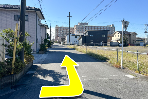 まっすぐ進み、途中で左側に病院が見える道が出てきます。
その道を左に曲がってください。