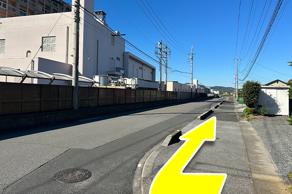 突き当たりまで行くとT字路になっています。
そこを右に曲がってください。