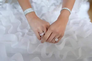 ダイヤを身に着けた女性