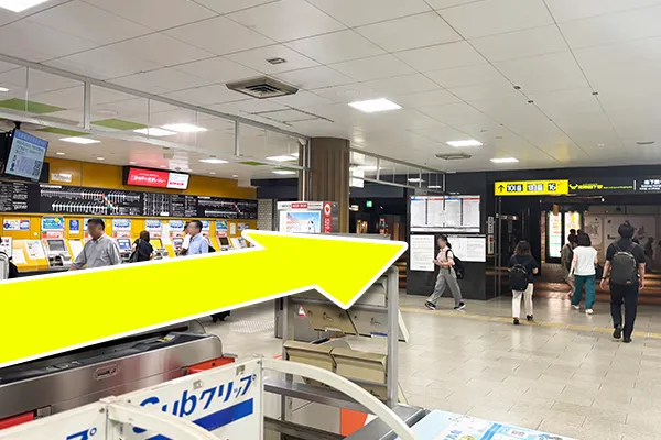 地下鉄空港線「天神駅」の改札を出て、左奥側のミーナ天神方面に向かいます。