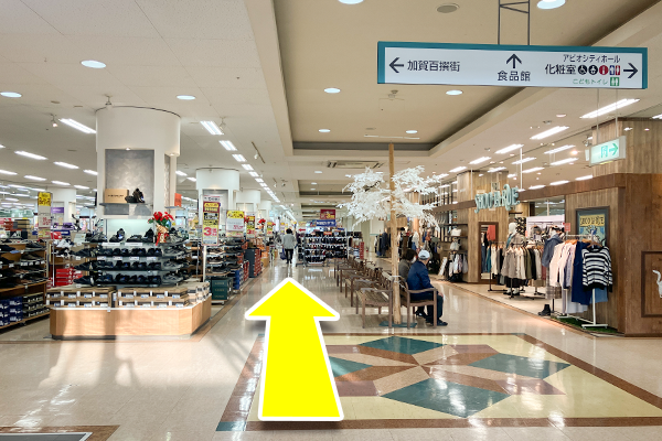 この通路を真っ直ぐ突き当たりまで進みます。