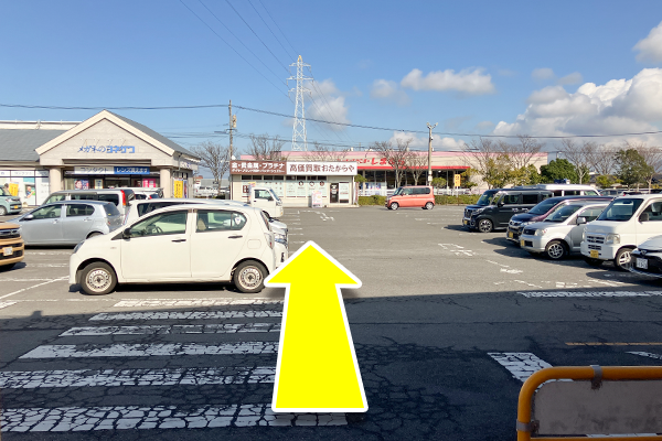 横断歩道を渡った後もそのまま直進します。
