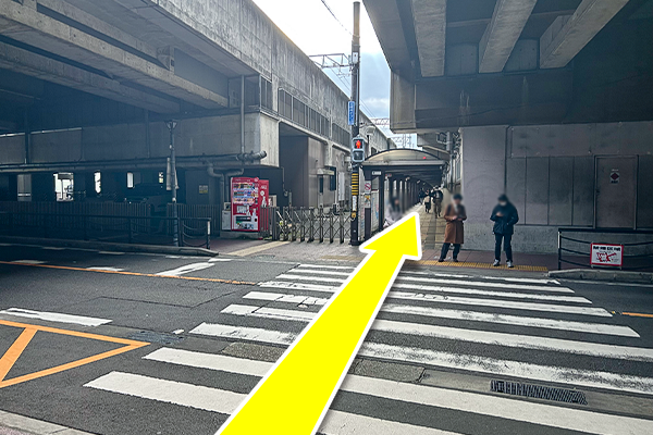 南改札口を出たら、左に曲がり信号を渡った通路を真っ直ぐに進みます。