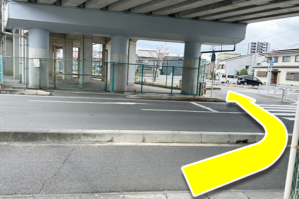 通路の終わりが見えましたら、線路右側を線路に沿うように真っ直ぐ進みます。