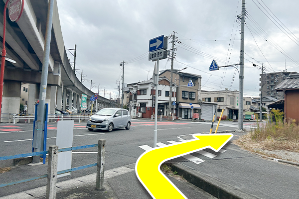 大通りに出ますので、こちらを右へ曲がってください。