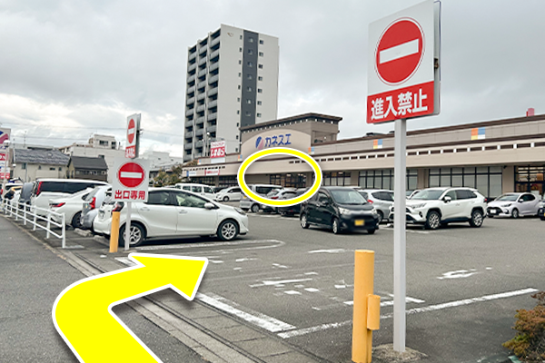 右手にカネスエの建物が見えますので、正面ドアへ向かいます。