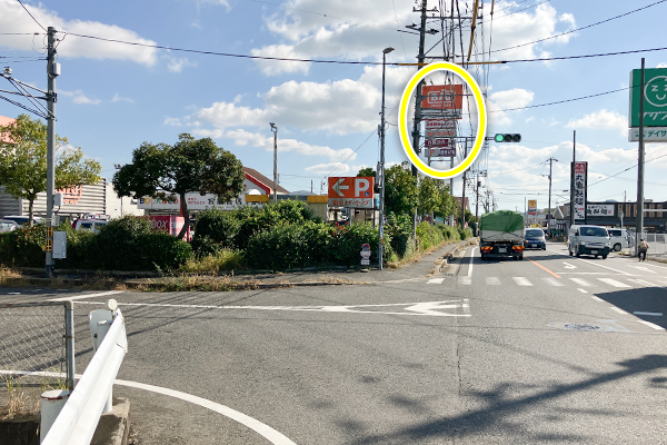 正面に見える「ザ・ビッグ」の看板に向かってください。