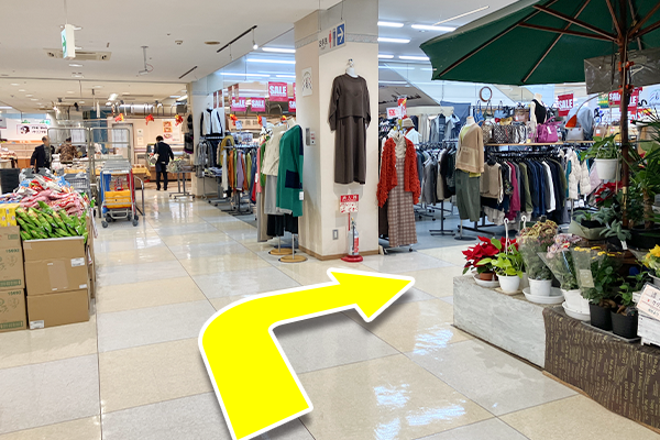 右手に花屋さんのある角を右へ曲がります。