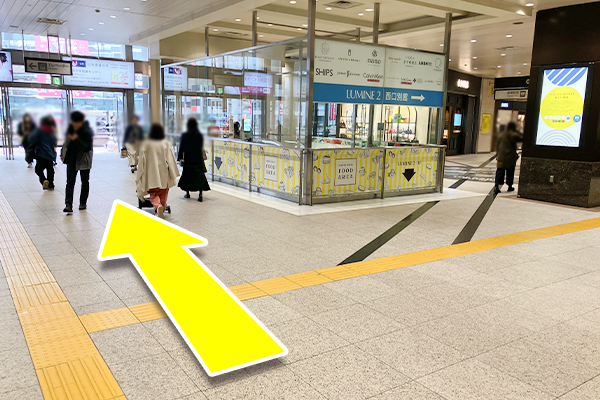 こちらの西口出口に向かって進み、外のデッキに出ます。