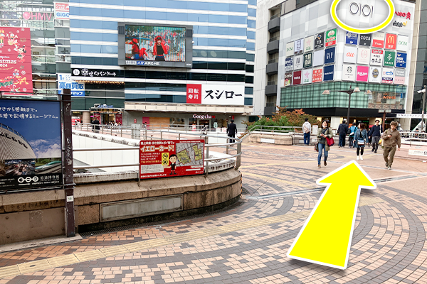右方向、マルイの方へ進みます。