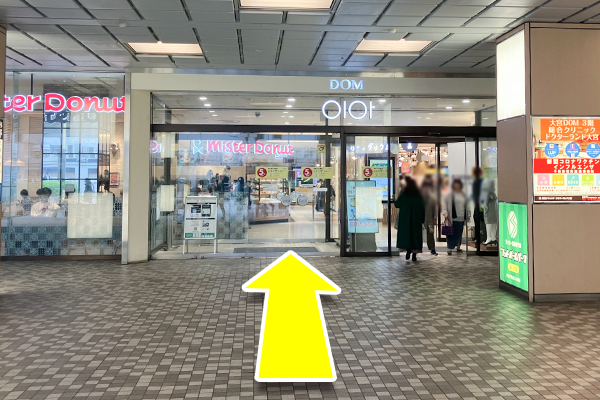 こちらの入口から入館してください。