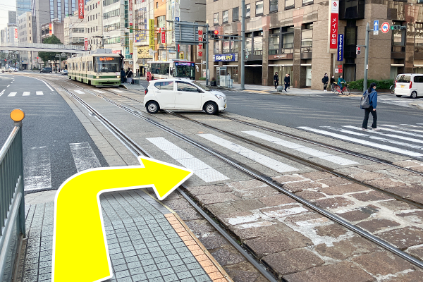 広島電鉄『胡町駅（えびすちょう）』で下車をし、横断歩道を右方面に渡ります。