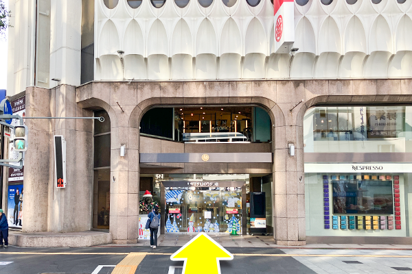 渡り切った正面にある、三越広島の入口から入館します。