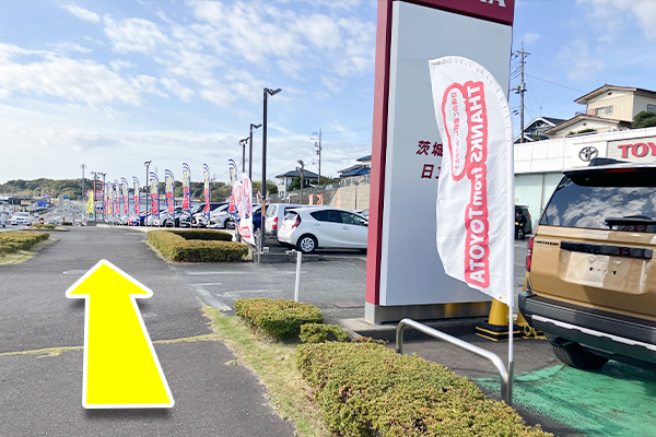 右手にトヨタを通り過ぎてそのまま直進します。