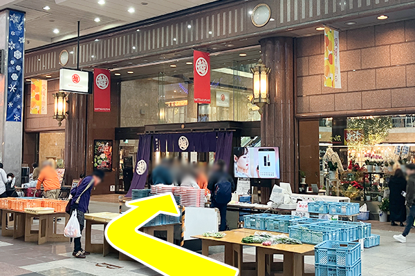 入ると右側に三越入口がありますので中に入ります。