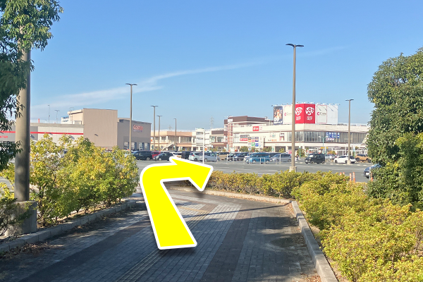 入り口を進み、右に曲がりアカチャンホンポの方へ進みます。