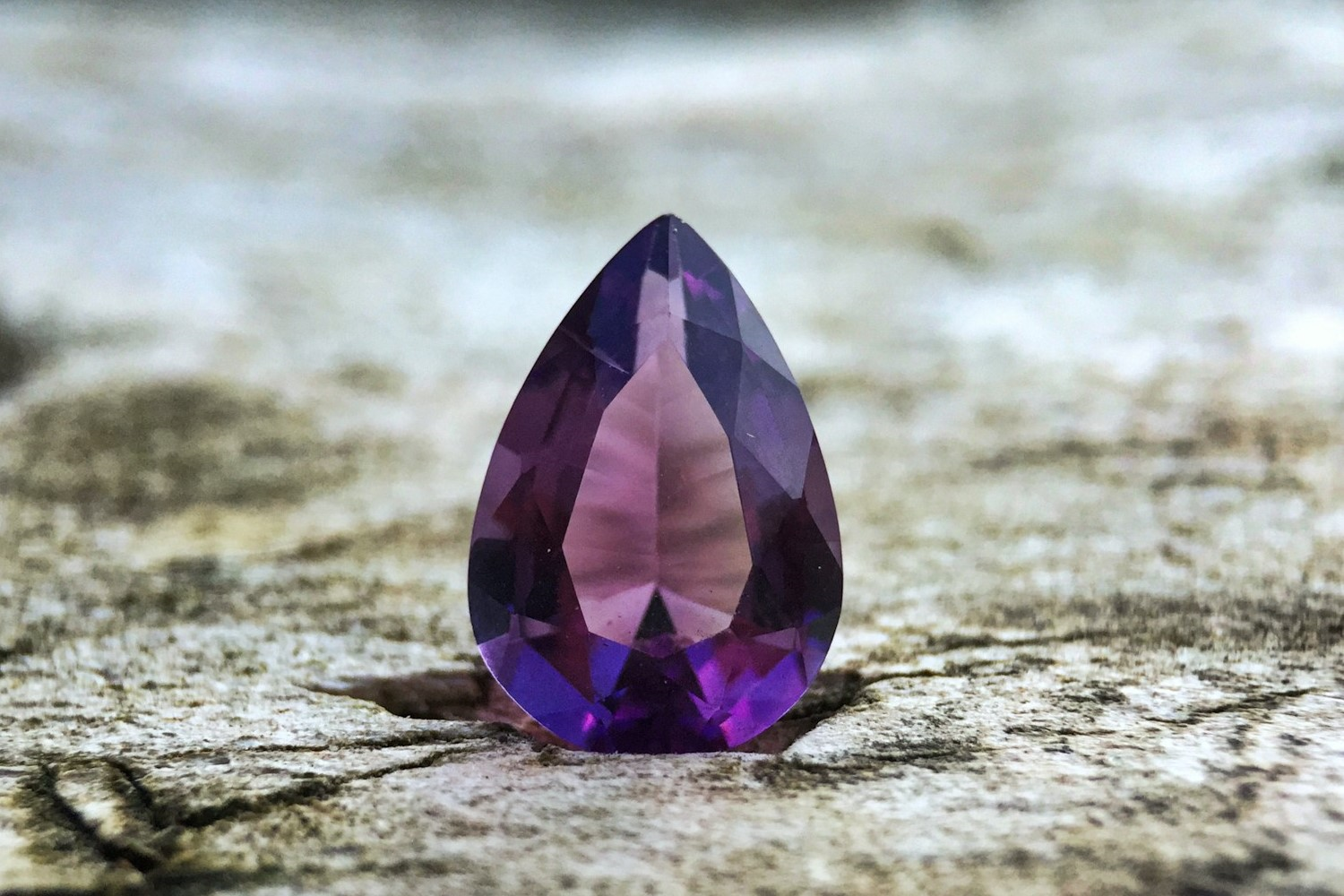 偽物のアメジストの見分け方とは？本物のアメジストの価値や種類も紹介 